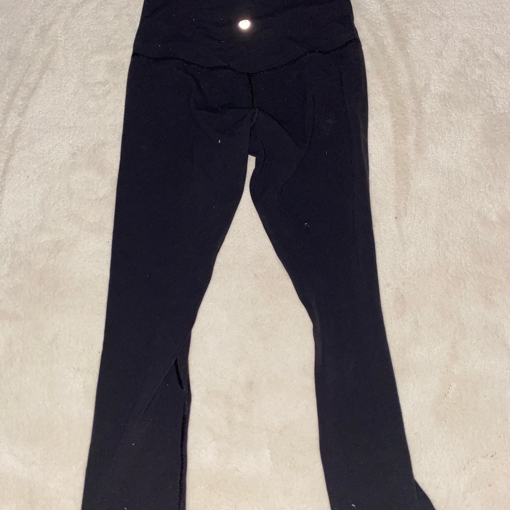 black lululemon leggings.
